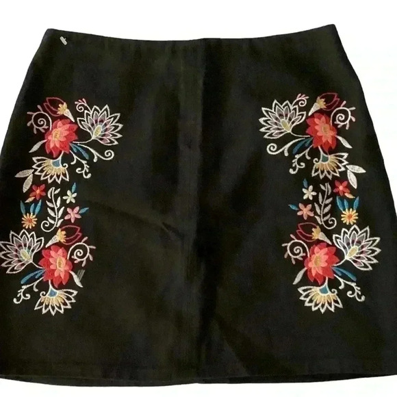 MI AMI Dresses & Skirts - MI AMI MINI SKIRT women’s  Medium Black Flower Embroidered  Boho Colorful Skirt
